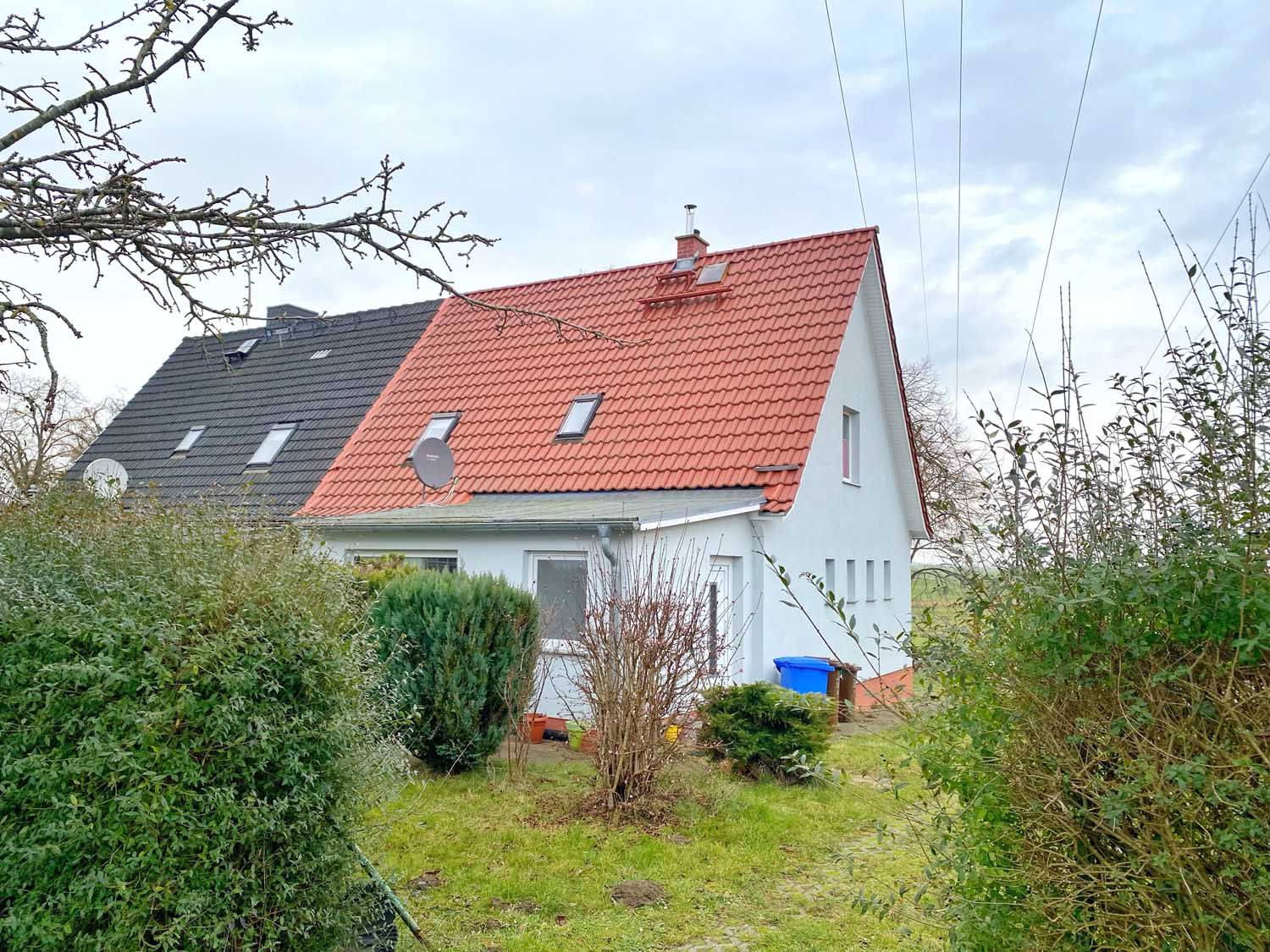 Doppelhaushälfte mit großzügigem Grundstück und viel Nebengelass