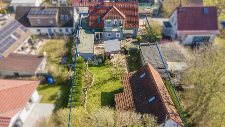 Zweifamilienhaus mit Ferienhaus und grünem Garten in Garz