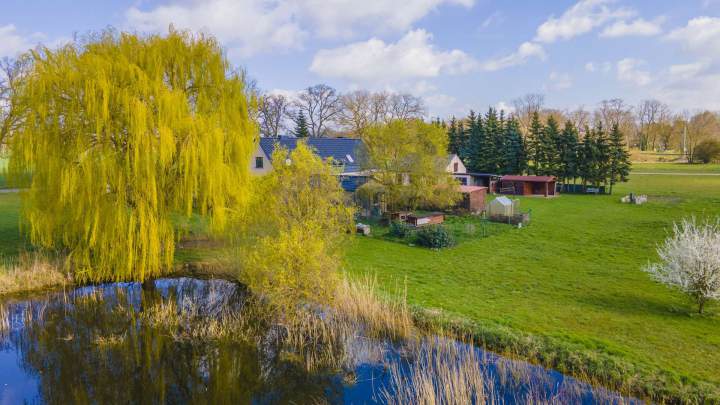 Idyllisches Landhaus in Alleinlage – mit eigenem Teich auf großem Grundstück (provisionsfrei)