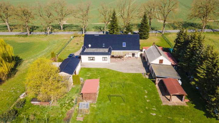 Idyllisches Landhaus in Alleinlage – mit eigenem Teich auf großem Grundstück (provisionsfrei)