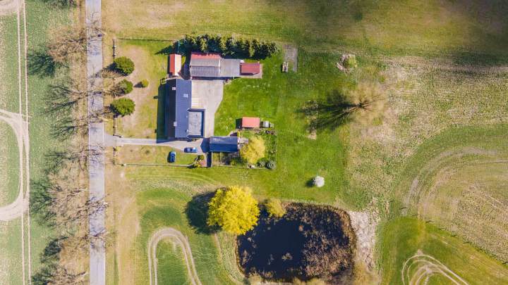 Idyllisches Landhaus in Alleinlage – mit eigenem Teich auf großem Grundstück (provisionsfrei)