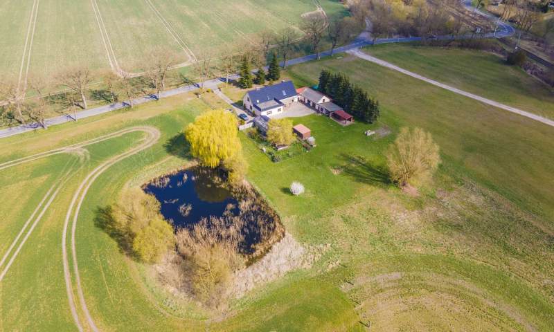 Idyllisches Landhaus in Alleinlage – mit eigenem Teich auf großem Grundstück (provisionsfrei)