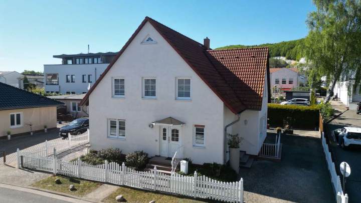 Vielseitiges Einfamilienhaus mit Einliegerwohnung und Büroeinheit in Sassnitz auf Rügen