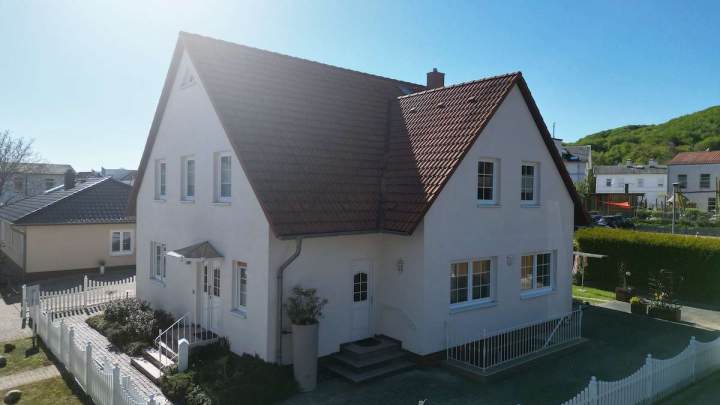 Vielseitiges Einfamilienhaus mit Einliegerwohnung und Büroeinheit in Sassnitz auf Rügen