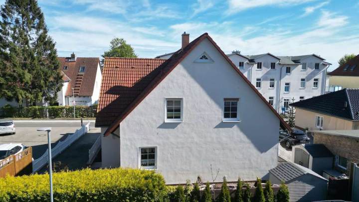 Vielseitiges Einfamilienhaus mit Einliegerwohnung und Büroeinheit in Sassnitz auf Rügen