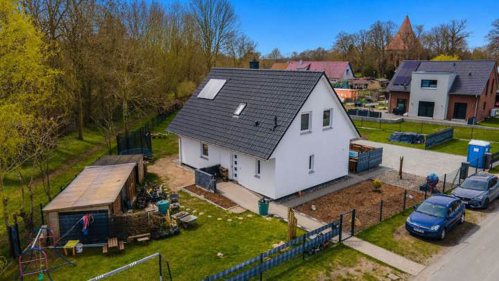 Modernes Einfamilienhaus aus 2019 mit großzügigem Grundstück in Groß Mohrdorf