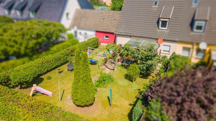 Solides Reihenendhaus mit neuer Heizung, Garage und Garten
