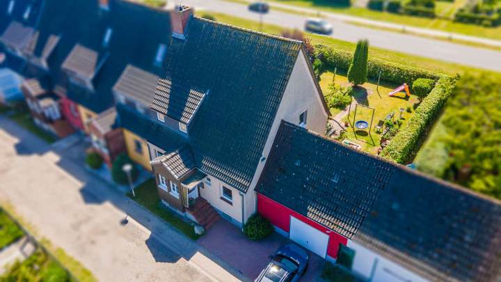 Solides Reihenendhaus mit neuer Heizung, Garage und Garten