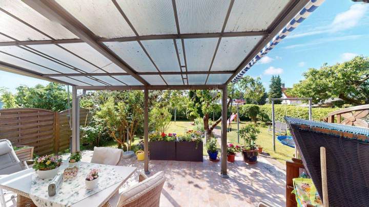 Solides Reihenendhaus mit neuer Heizung, Garage und Garten