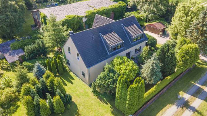 Zweifamilienhaus mit großem Grundstück in Alleinlage