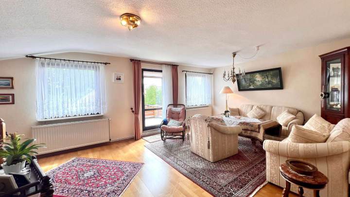 Vielseitiges Einfamilienhaus mit zwei Wohneinheiten und Ferienwohnung