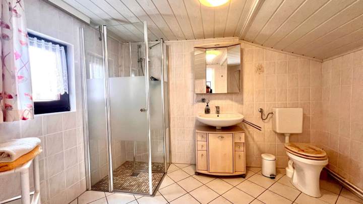 Vielseitiges Einfamilienhaus mit zwei Wohneinheiten und Ferienwohnung