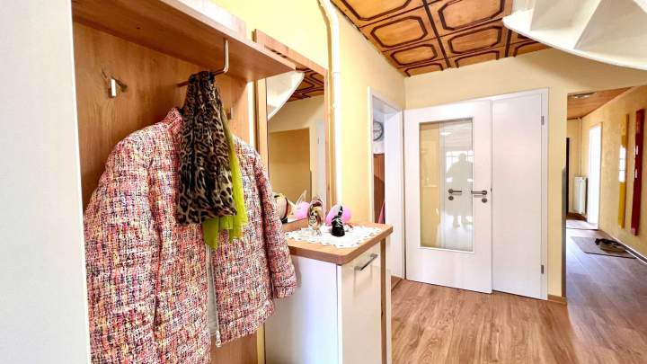 Vielseitiges Einfamilienhaus mit zwei Wohneinheiten und Ferienwohnung