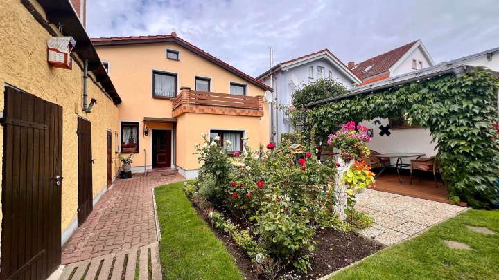 Vielseitiges Einfamilienhaus mit zwei Wohneinheiten und Ferienwohnung