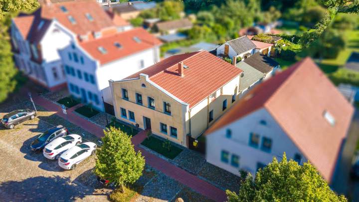 Vielseitiges Einfamilienhaus mit zwei Wohneinheiten und Ferienwohnung