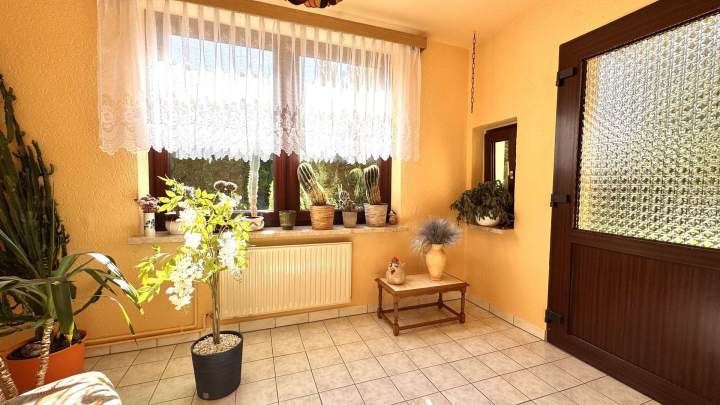 Schönes Zweifamilienhaus mit großem Grundstück in Alleinlage