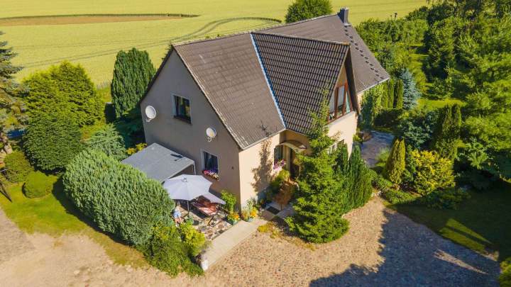 Schönes Zweifamilienhaus mit großem Grundstück in Alleinlage