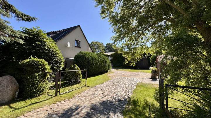 Schönes Zweifamilienhaus mit großem Grundstück in Alleinlage