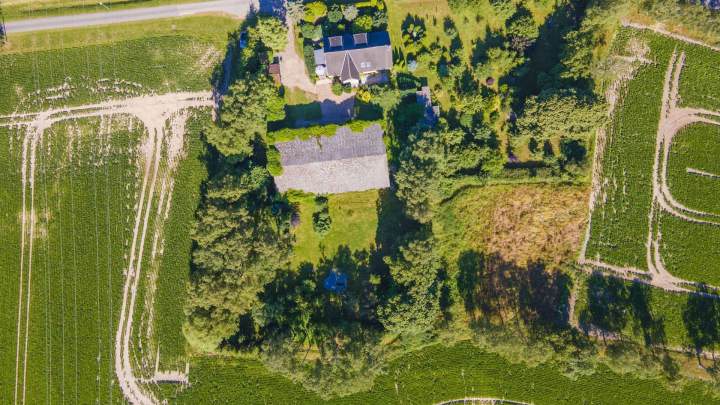 Schönes Zweifamilienhaus mit großem Grundstück in Alleinlage