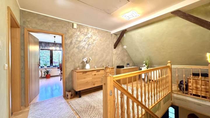 Schönes Zweifamilienhaus mit großem Grundstück in Alleinlage