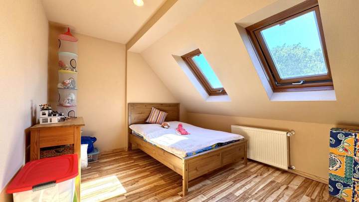 Schönes Zweifamilienhaus mit großem Grundstück in Alleinlage