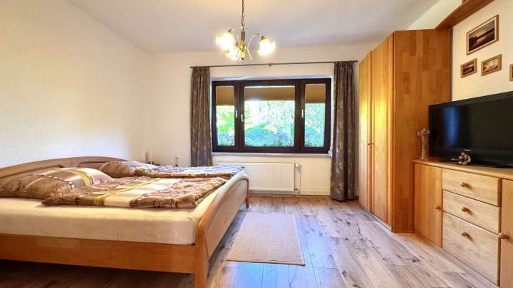 Schönes Zweifamilienhaus mit großem Grundstück in Alleinlage