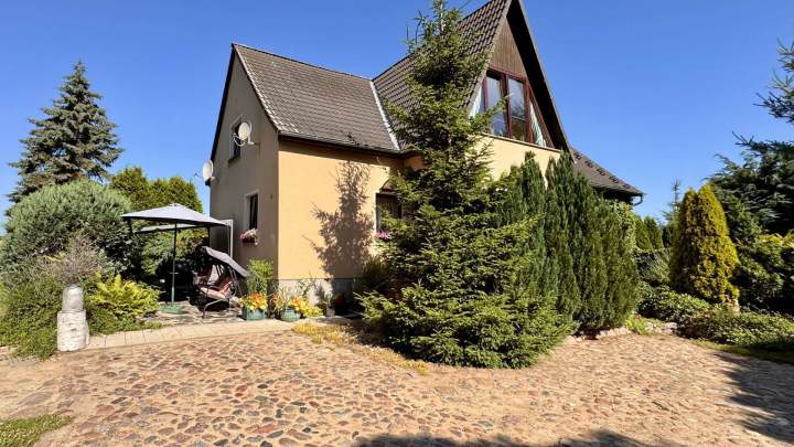 Schönes Zweifamilienhaus mit großem Grundstück in Alleinlage