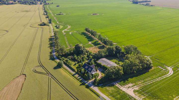 Schönes Zweifamilienhaus mit großem Grundstück in Alleinlage