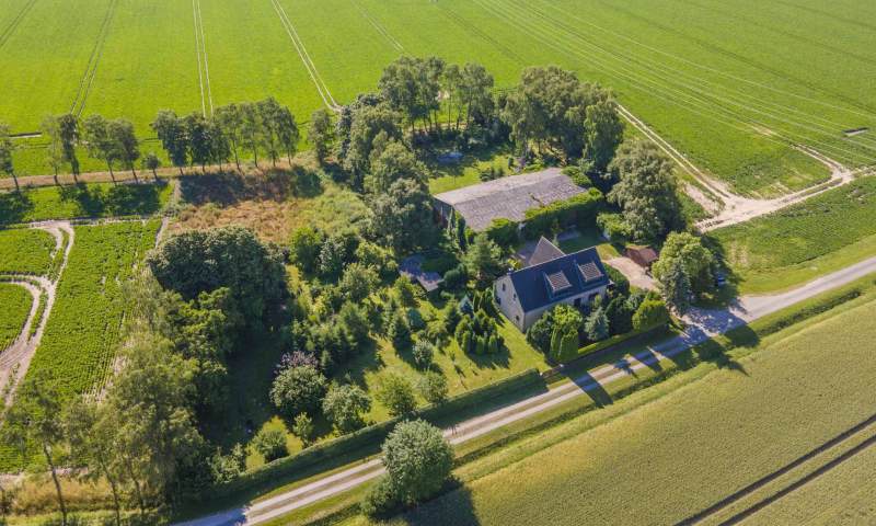 Schönes Zweifamilienhaus mit großem Grundstück in Alleinlage