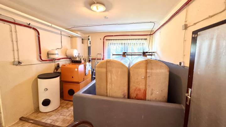 Schönes Zweifamilienhaus mit großem Grundstück in Alleinlage