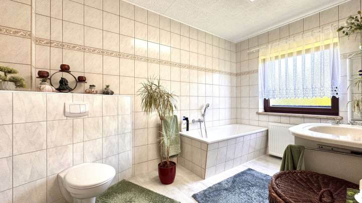 Schönes Zweifamilienhaus mit großem Grundstück in Alleinlage