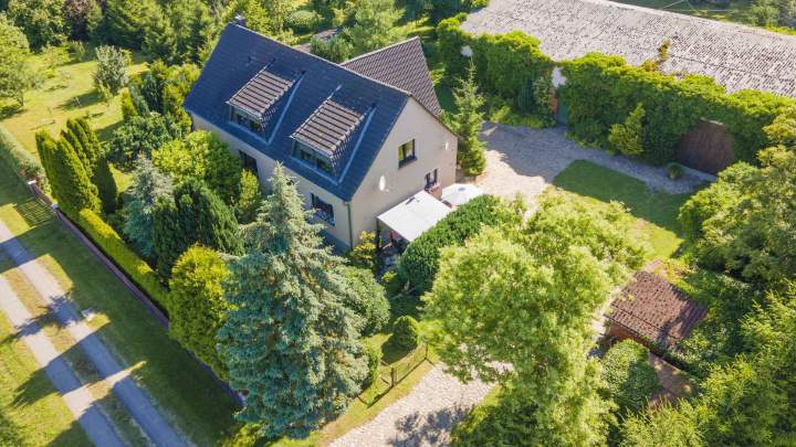 Schönes Zweifamilienhaus mit großem Grundstück in Alleinlage