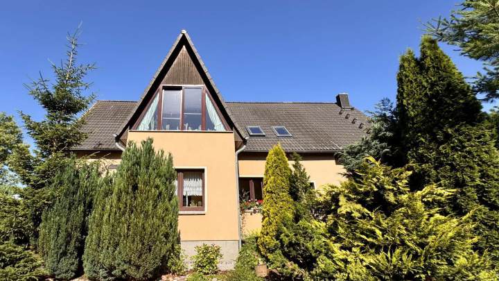 Schönes Zweifamilienhaus mit großem Grundstück in Alleinlage