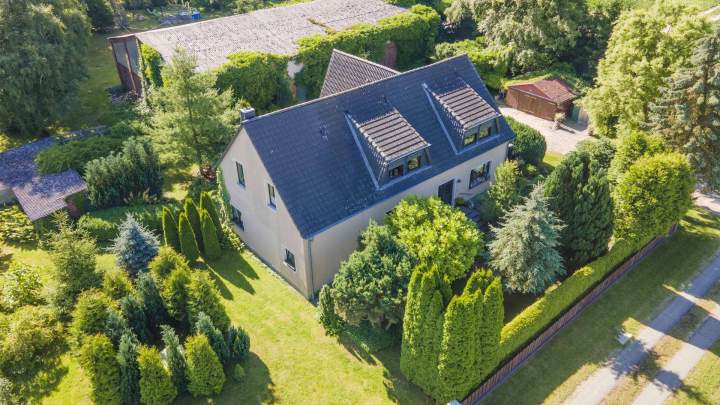 Schönes Zweifamilienhaus mit großem Grundstück in Alleinlage