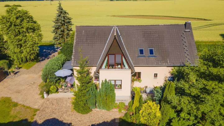 Schönes Zweifamilienhaus mit großem Grundstück in Alleinlage
