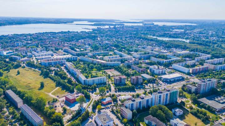 Vermietete Immobilie mit zwei Gewerbeeinheiten und einer Eigentumswohnung