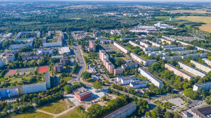 Vermietete Immobilie mit zwei Gewerbeeinheiten und einer Eigentumswohnung