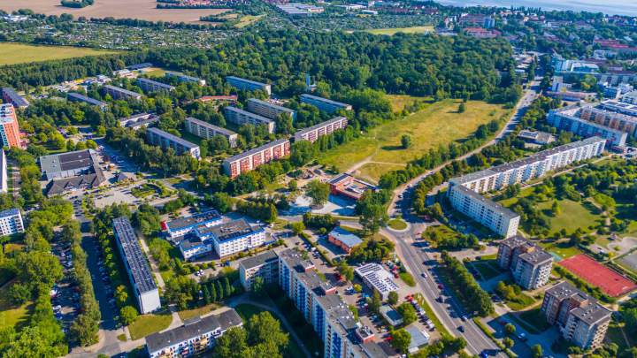Vermietete Immobilie mit zwei Gewerbeeinheiten und einer Eigentumswohnung
