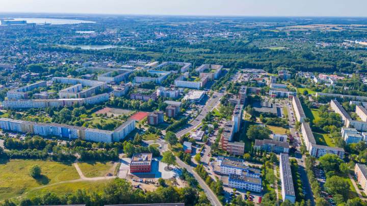 Vermietete Immobilie mit zwei Gewerbeeinheiten und einer Eigentumswohnung