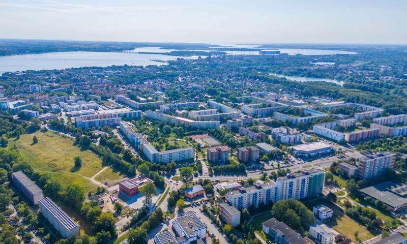 Vermietete Immobilie mit zwei Gewerbeeinheiten und einer Eigentumswohnung