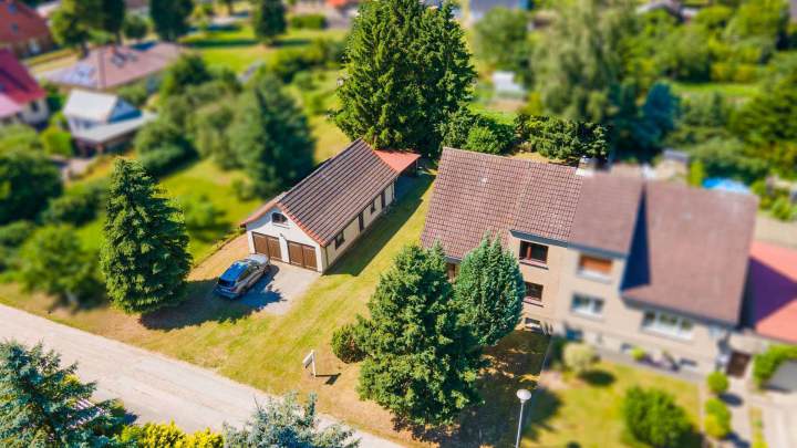 Renovierungsbedürftige Doppelhaushälfte mit Nebengelass