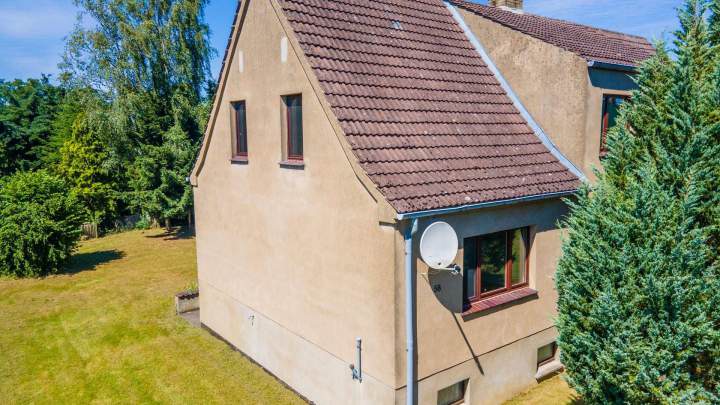 Renovierungsbedürftige Doppelhaushälfte mit Nebengelass