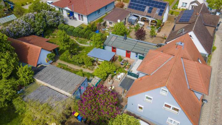 Einfamilienhaus mit Ferienhaus und grünem Garten in Garz