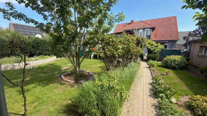 Einfamilienhaus mit Ferienhaus und grünem Garten in Garz