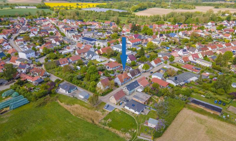 Einfamilienhaus mit Ferienhaus und grünem Garten in Garz