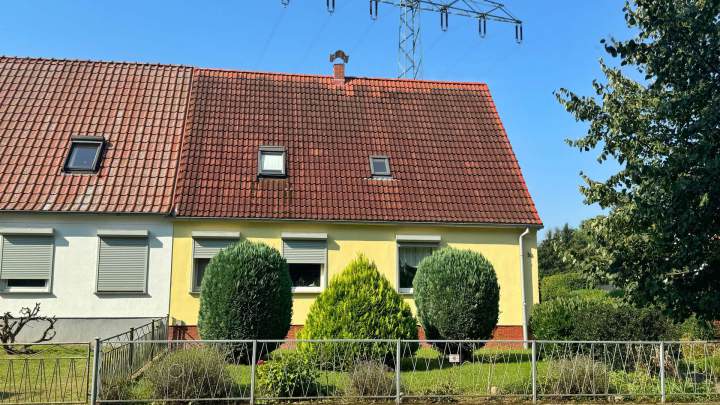 Doppelhaushälfte mit großzügigem Grundstück und viel Nebengelass