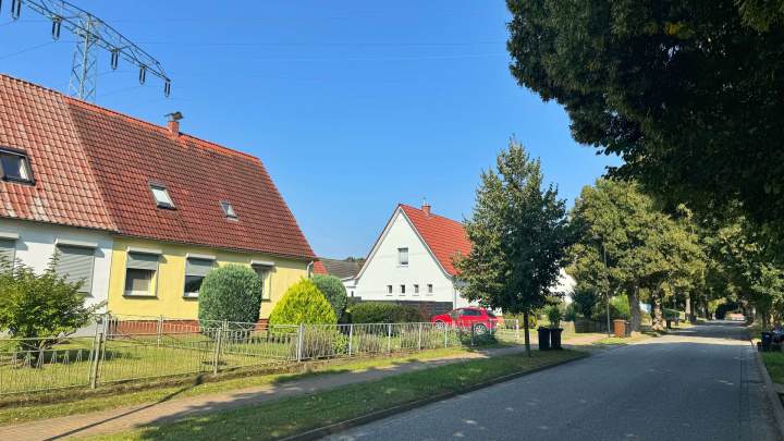 Doppelhaushälfte mit großzügigem Grundstück und viel Nebengelass