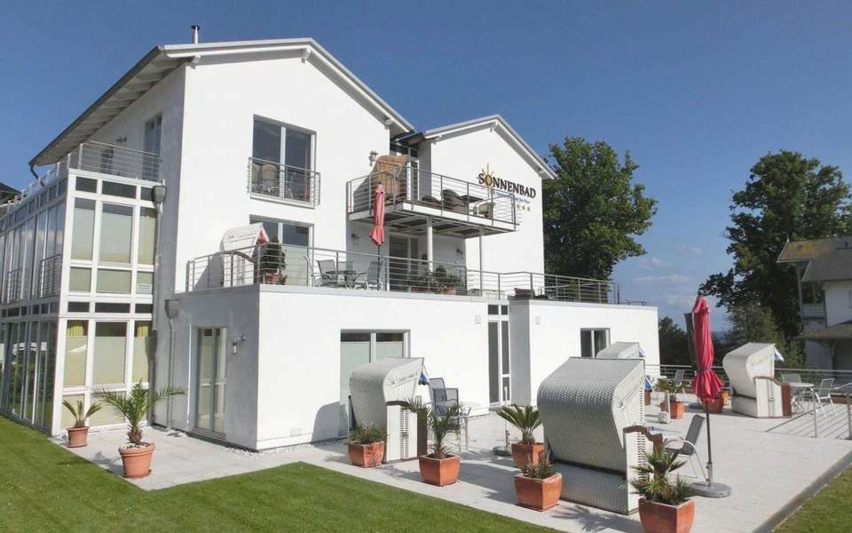 Hausansicht mit großer Terrasse