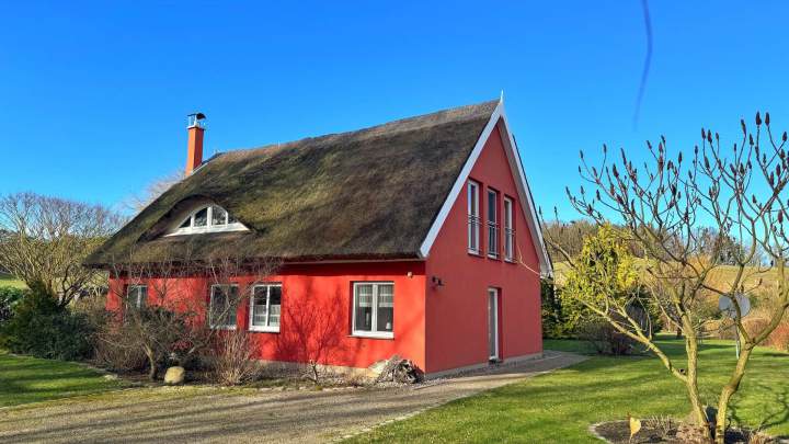Charmantes Reetdachhaus in naturnaher Lage nahe dem Großen Jasmunder Bodden