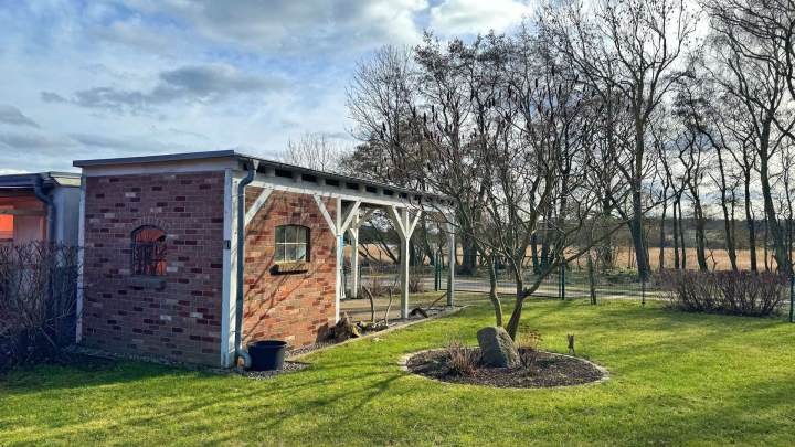 Charmantes Reetdachhaus in naturnaher Lage nahe dem Großen Jasmunder Bodden